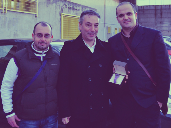Lo staff di GioiaSport consegna il premio a Maurizio Accordino