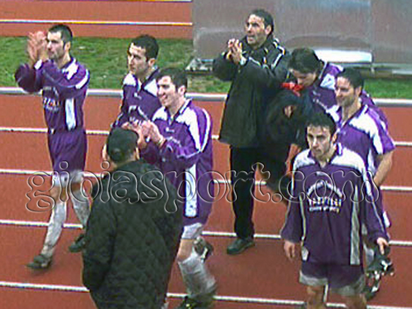 Stagione 2002/03. Riccardo Petrucci e parte della squadra del Calcio Riunite, vittoriosa sul Locri, applaudono i tifosi