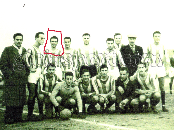 Mico Scarfò, terzo in alto da sinistra, è stato il capitano della Gioiese. La foto, stagione '51/52 è stata concessa da Giuseppe De Vita ex compagno di Scarfò e calciatore viola di quegli anni